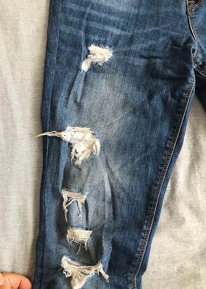 Yırtık detaylı jean - Görsel 3
