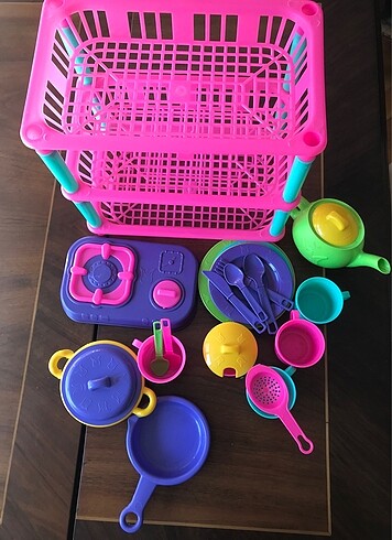 Plastik oyuncak mutfak eşyaları