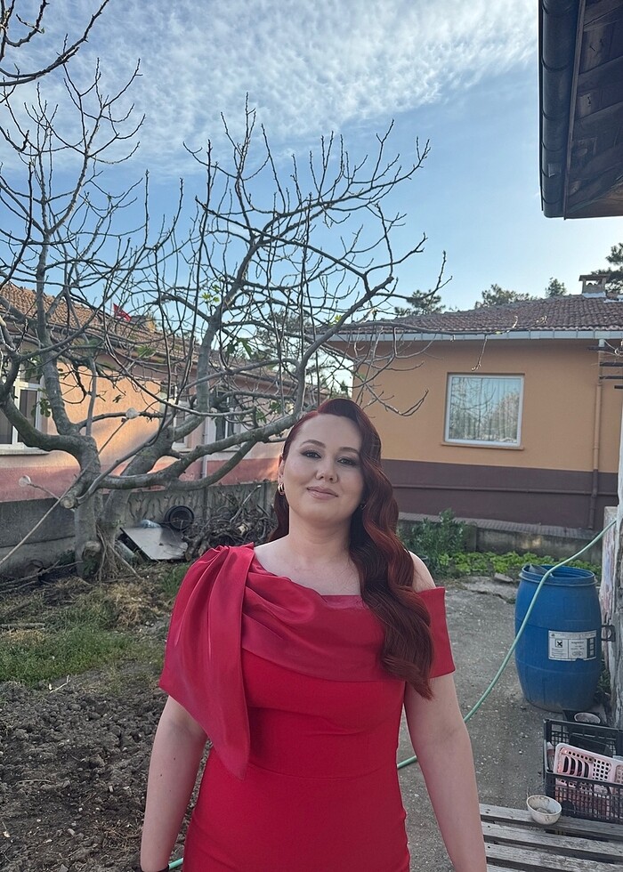 Kırmızı elbise - Görsel 4