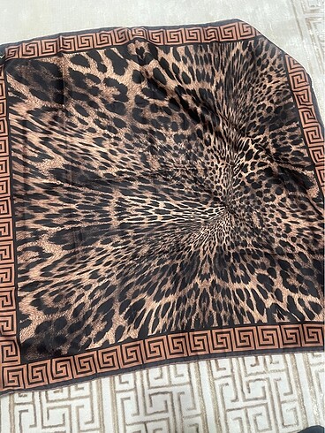 Versace 19.69 LEOPAR DESENLİ EŞARP