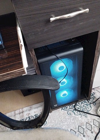 Mavi LED ışıklı masaüstü oyun bilgisayarı