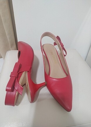Divarese kırmızı ayakkabı