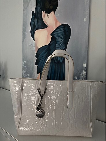 Calvin Klein beyaz rugan çanta.