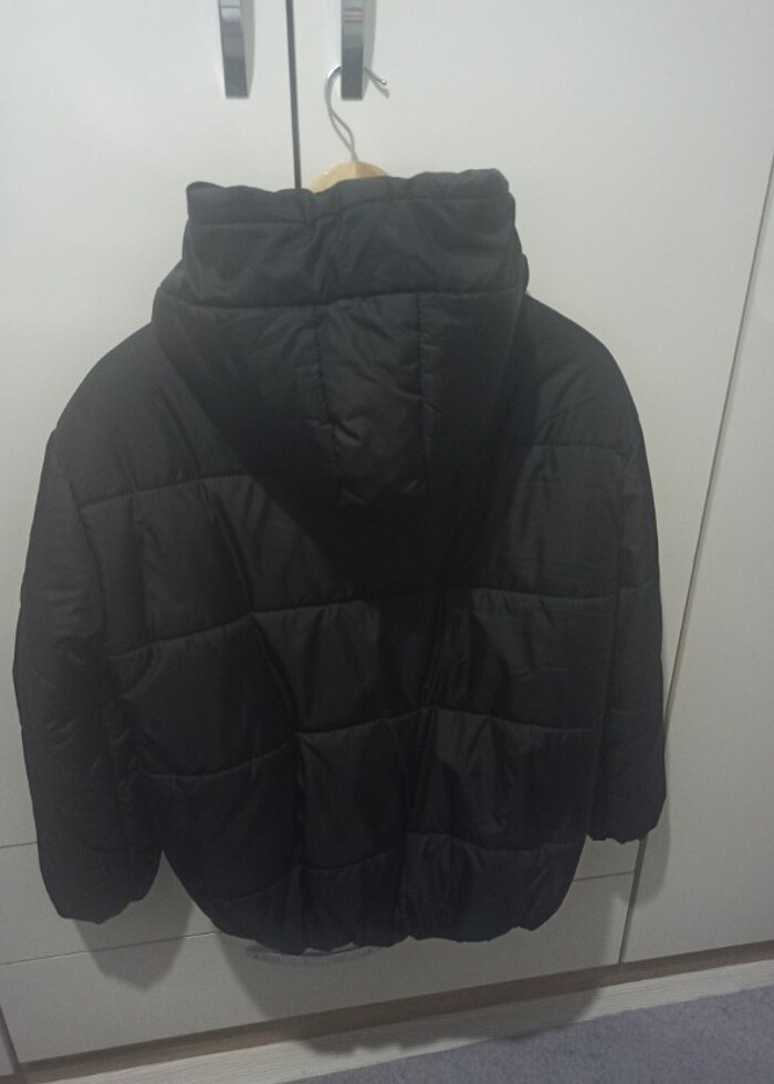 Siyah şişme mont - Görsel 5