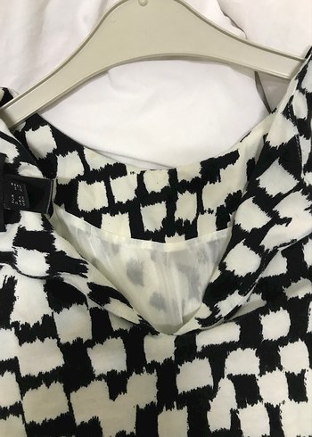 Kısa Kollu Siyah Beyaz Desenli Midi Elbise - Görsel 4