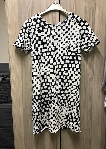 Kısa Kollu Siyah Beyaz Desenli Midi Elbise - Görsel 2