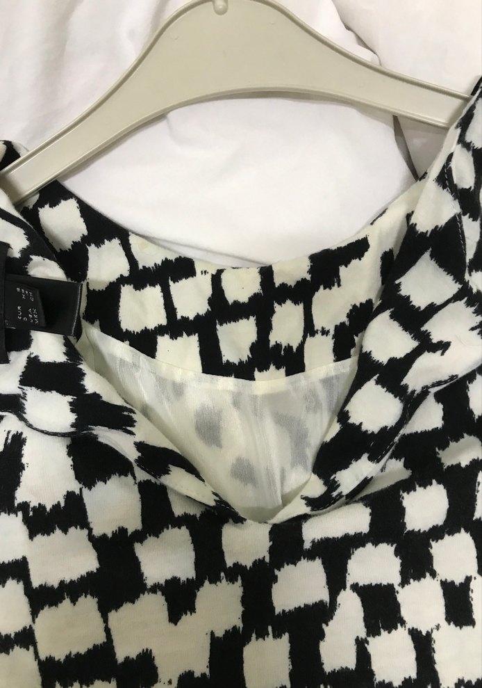 Kısa Kollu Siyah Beyaz Desenli Midi Elbise - Görsel 4