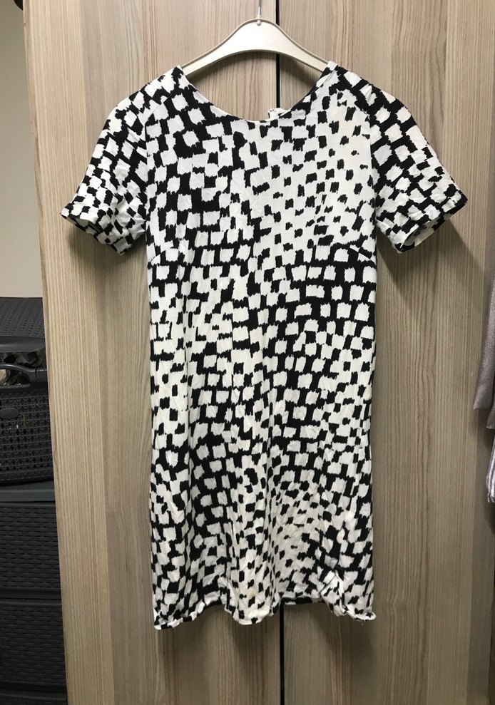 Kısa Kollu Siyah Beyaz Desenli Midi Elbise - Görsel 2