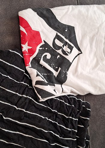 Baskılı Beyaz Tişört ve Pilili Çizgili Siyah Pantolon - Görsel 2