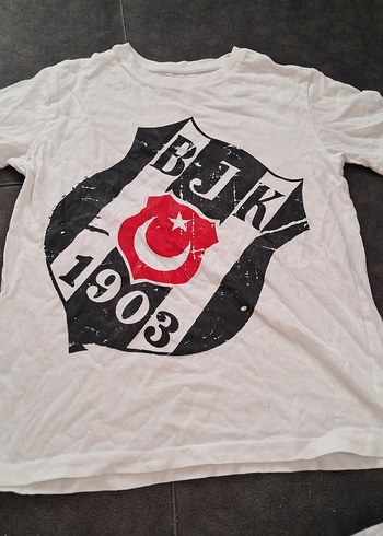 Baskılı Beyaz Tişört ve Pilili Çizgili Siyah Pantolon - Görsel 3