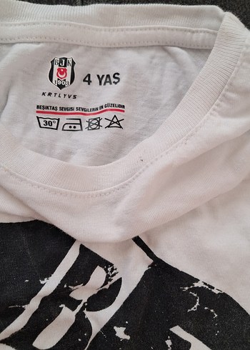 Baskılı Beyaz Tişört ve Pilili Çizgili Siyah Pantolon - Görsel 4