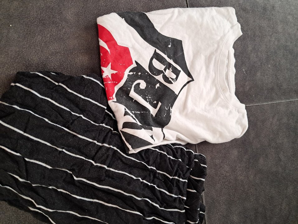 Baskılı Beyaz Tişört ve Pilili Çizgili Siyah Pantolon - Görsel 2