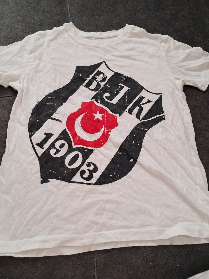 Baskılı Beyaz Tişört ve Pilili Çizgili Siyah Pantolon - Görsel 3