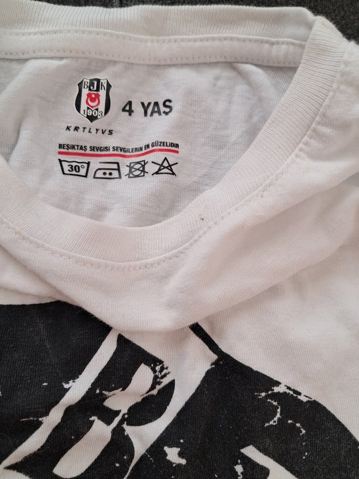 Baskılı Beyaz Tişört ve Pilili Çizgili Siyah Pantolon - Görsel 4