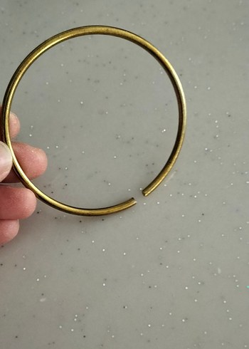 Altın Renkli Metal Minimalist Bileklik - Görsel 4