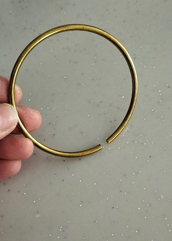 Altın Renkli Metal Minimalist Bileklik - Görsel 3