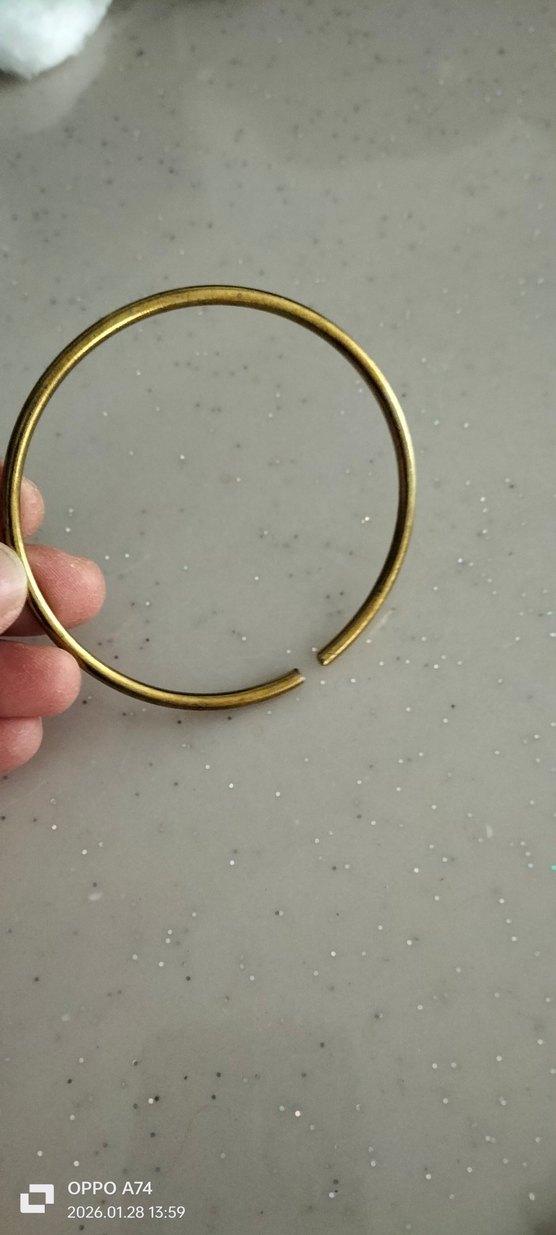 Altın Renkli Metal Minimalist Bileklik - Görsel 4