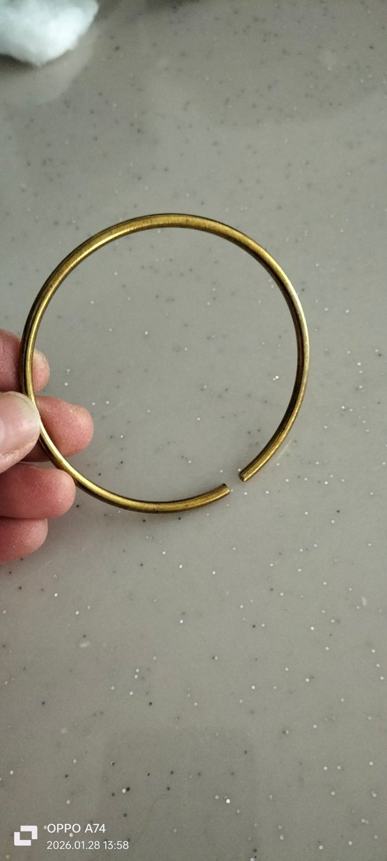 Altın Renkli Metal Minimalist Bileklik - Görsel 3