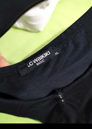 Siyah V Yaka Düğmeli Hamile Tişörtü - Görsel 5