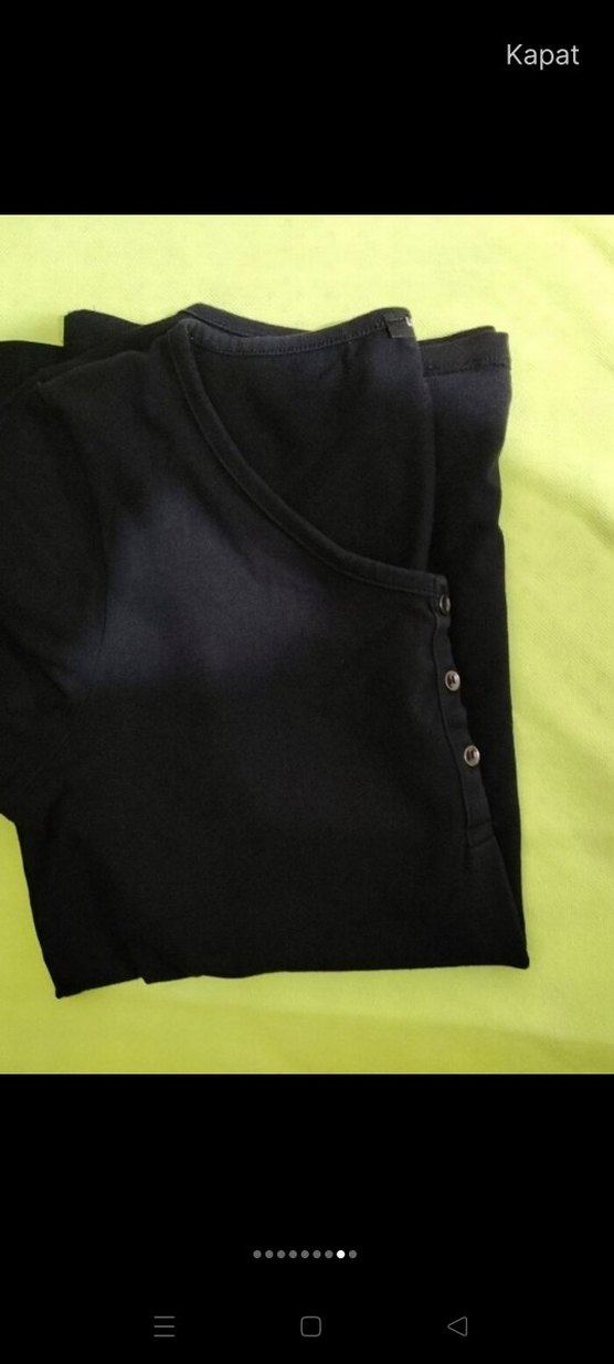 Siyah V Yaka Düğmeli Hamile Tişörtü - Görsel 4