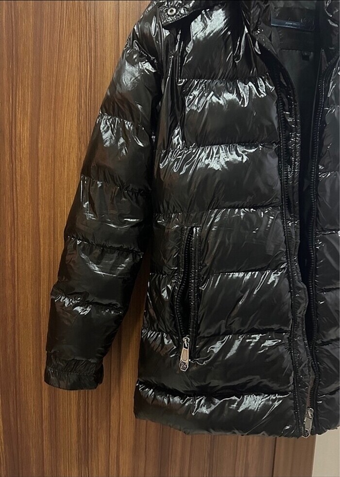 Parlak yüzeyli, kalın kışlık mont - Görsel 2