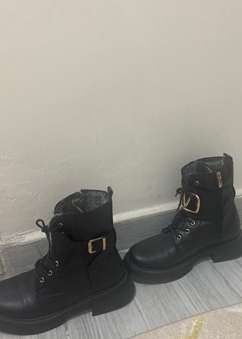 Tokalı Siyah Deri Gotik Kadın Bot - Görsel 2