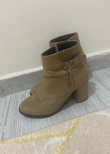 Bej Süet Tokalı Kadın Topuklu Bot - Görsel 2