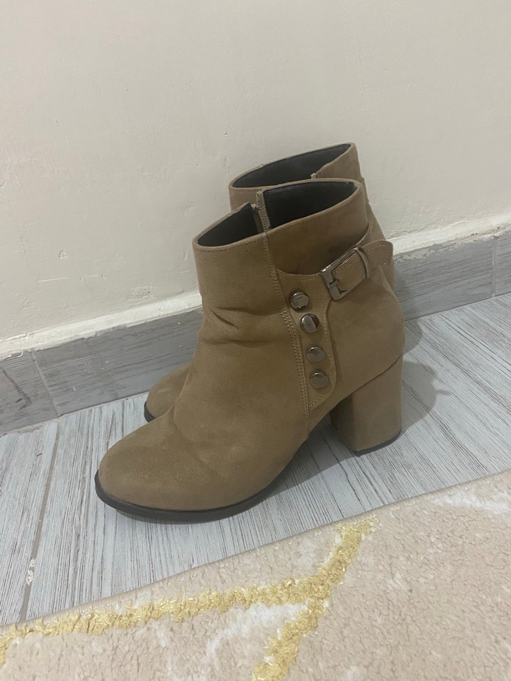 Bej Süet Tokalı Kadın Topuklu Bot - Görsel 2