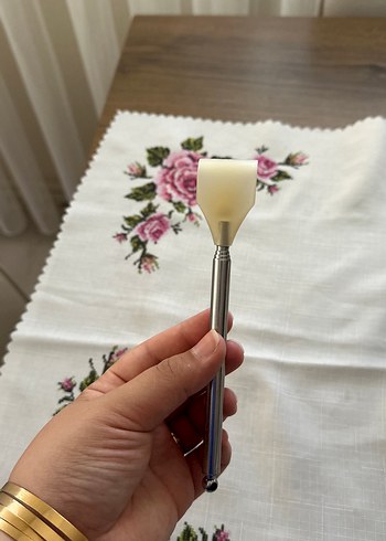 Beyaz silikon makyaj fırçası