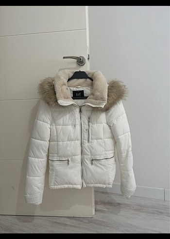 Kürk Detaylı Beyaz Mini Kadın Kışlık Mont