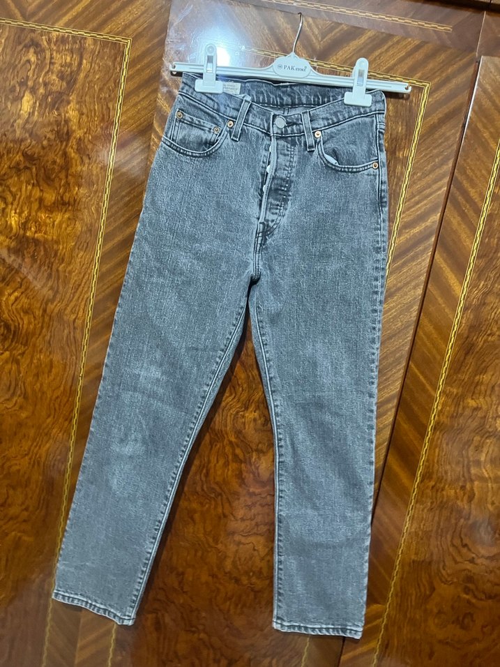 Levis Gri Düğmeli Kadın Midi Boy Denim Pantolon — görsel 2/6