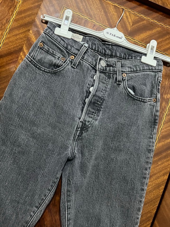 Levis Gri Düğmeli Kadın Midi Boy Denim Pantolon — görsel 4/6