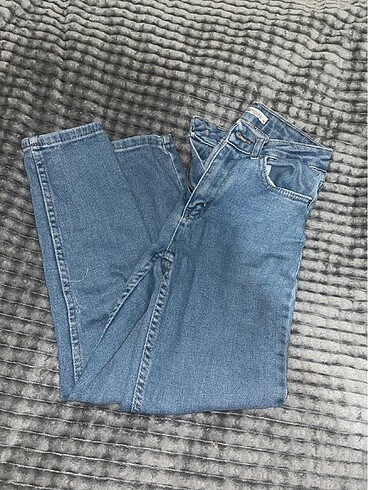 Mom kot pantolon