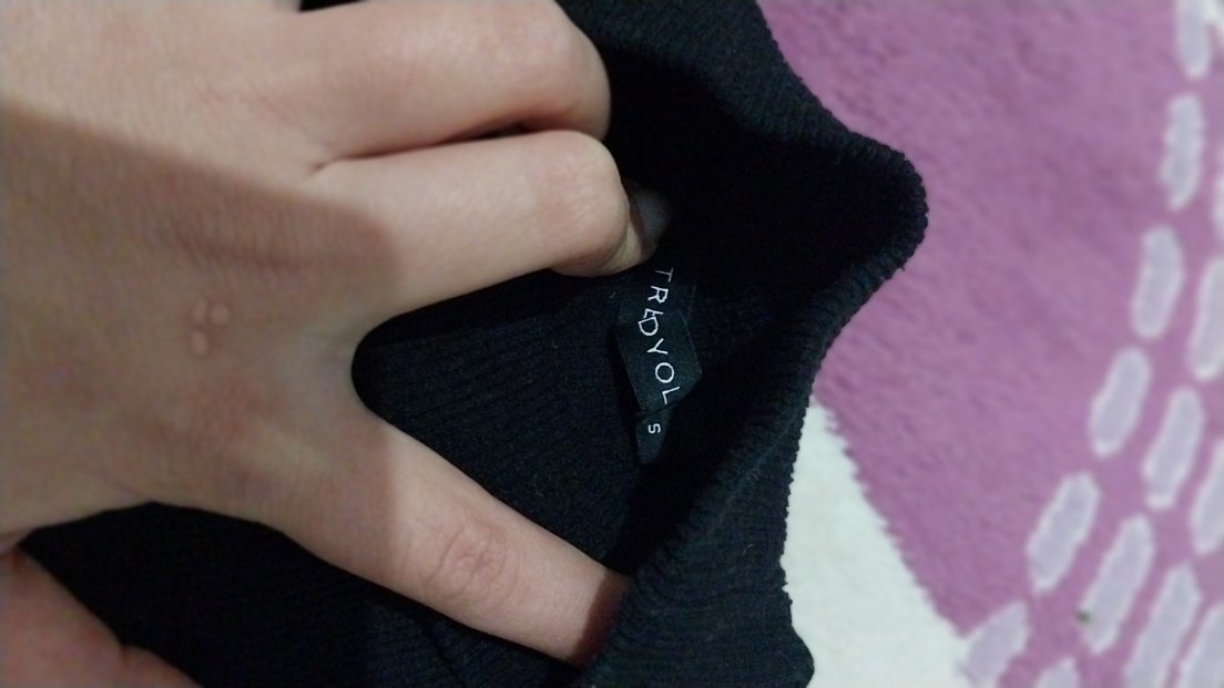 Siyah Dik Yaka Kısa Kollu Tişört - Görsel 2