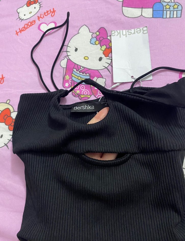 Siyah İnce Askılı Göğüs Dekolteli Crop - Görsel 4