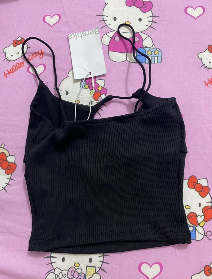 Siyah İnce Askılı Göğüs Dekolteli Crop - Görsel 3