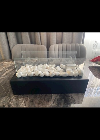 Beyaz taşlı, siyah tabanlı dekoratif mini şömine