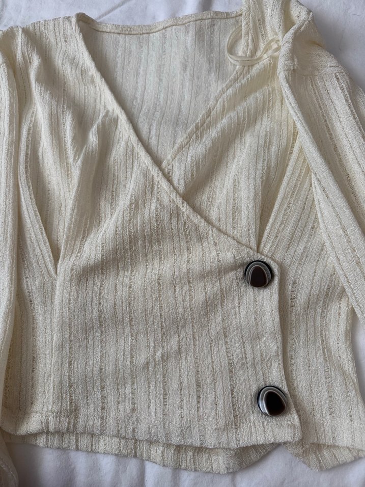 Düğmeli Beyaz Keten V Yakalı Bluz - Görsel 2