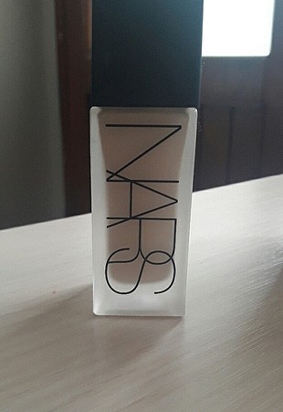 nars all day luminous weightless fondöten 