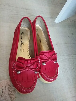 Kırmızı deri ayakkabı