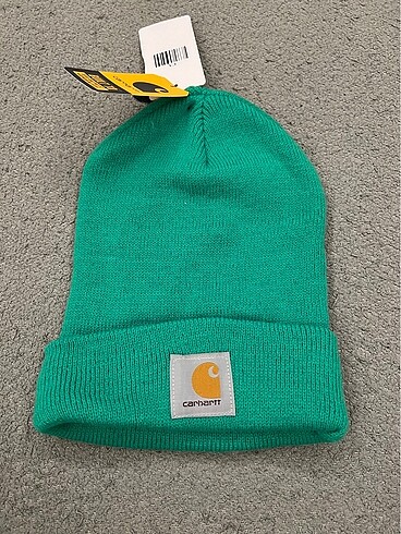 Carhartt marka etiketli yeşil bere