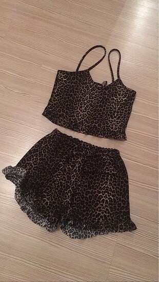 Leopar desenli gecelik