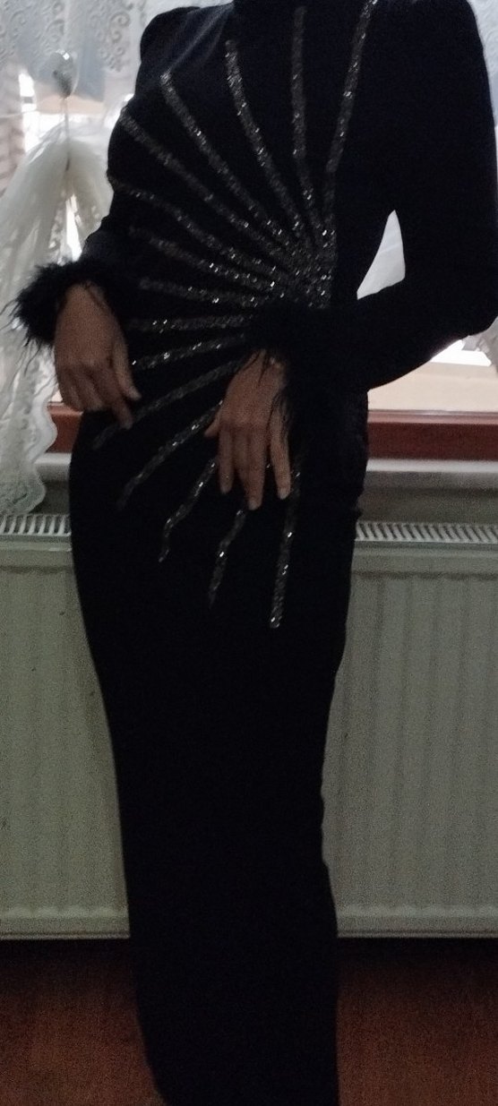 Kürk Detaylı Siyah Uzun Kadın Abiye Elbise 4 saat giyildi - Görsel 2