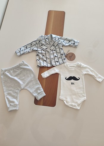 Diğer bıyık desenli üçlü bebek takımı
