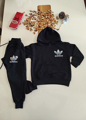 Adidas yazılı kapşonlu takım