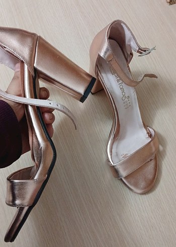 Bambi Bej Parlak Tokalı Stiletto Kadın Ayakkabı