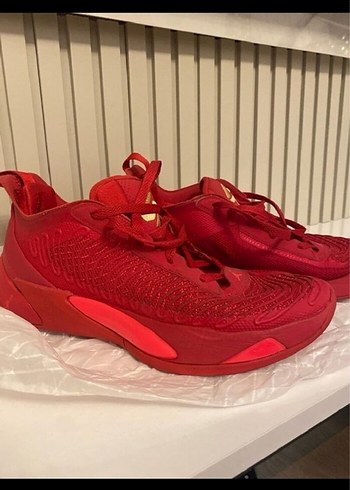 Kırmızı Bağcıklı Basketbol Ayakkabısı - Görsel 2