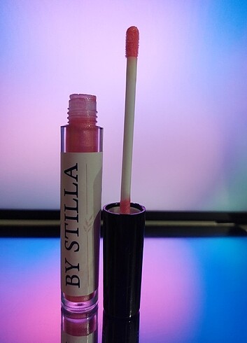 Beden BARBIE GIRL LIPGLOSS by STILLA