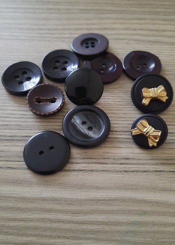 Siyah Düğmeler - Görsel 2