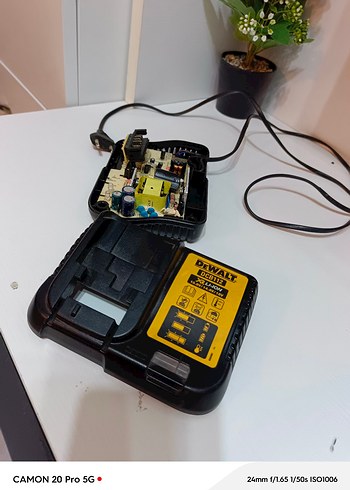 Diğer DEWALT Sarı Şarj Cihazı DCB112